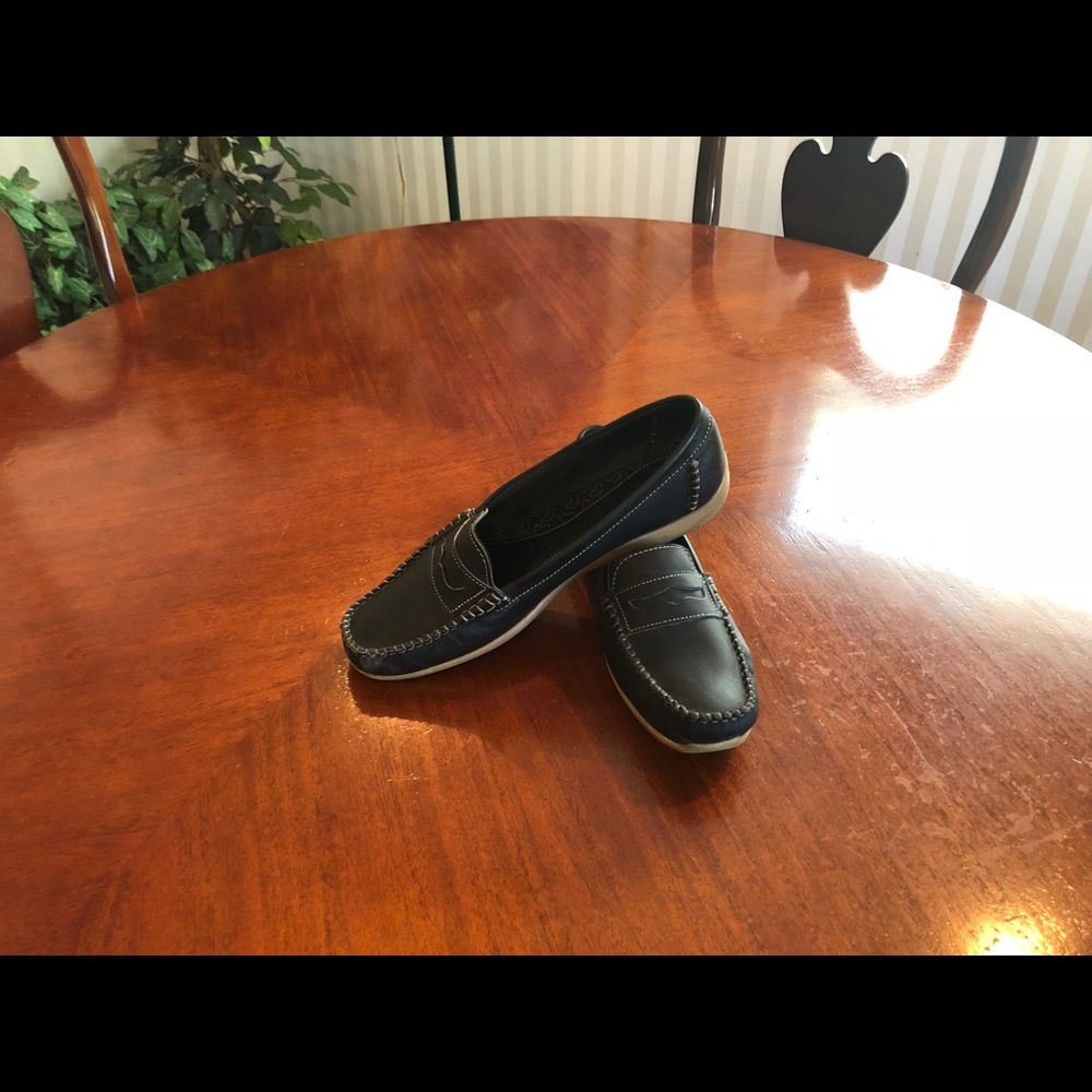 Clark’s navy women’s loafers size 10
